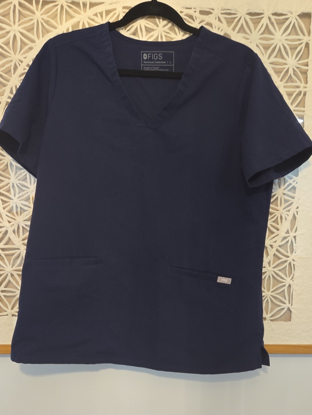 FIGS Casma Navy Scrub Top Women’s Size Large 3-Pocket V-Neck READ